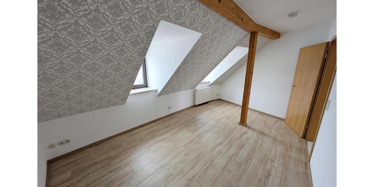 Dachgeschoßwohnung Zwickau - 4 Zimmer, 95 m&sup2;, 620&euro; | Angebot:25945678