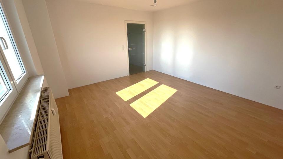 Etagenwohnung Crimmitschau - 3 Zimmer, 54 m&sup2;, 350&euro; | Angebot:25419562