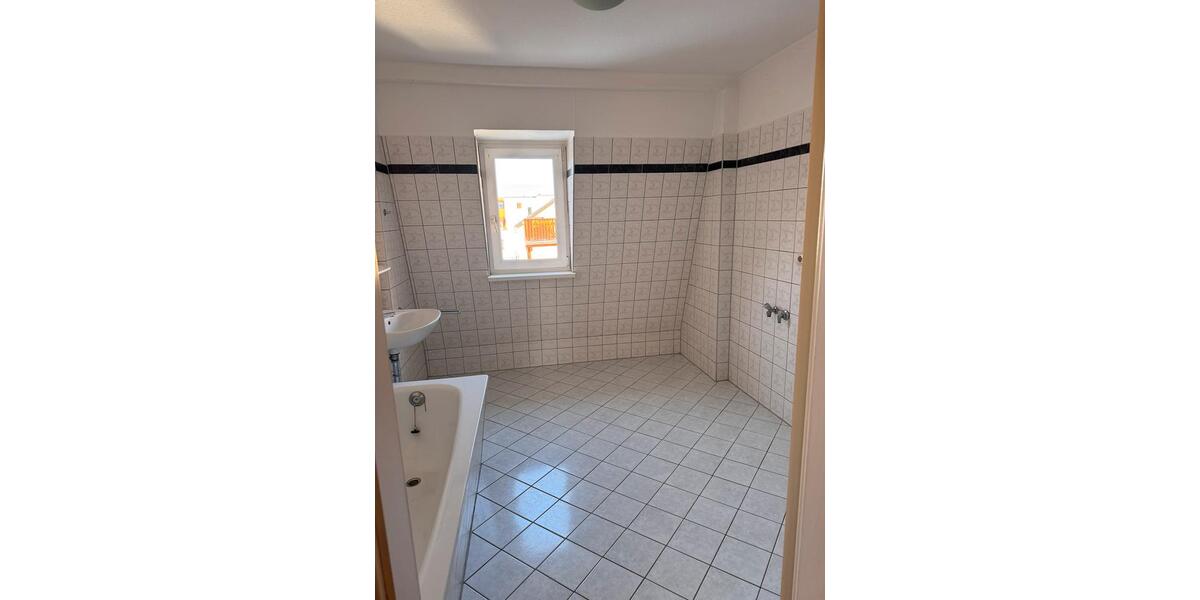 Dachgeschoßwohnung Meerane - 2 Zimmer, 65 m&sup2;, 359&euro; | Angebot:23628966