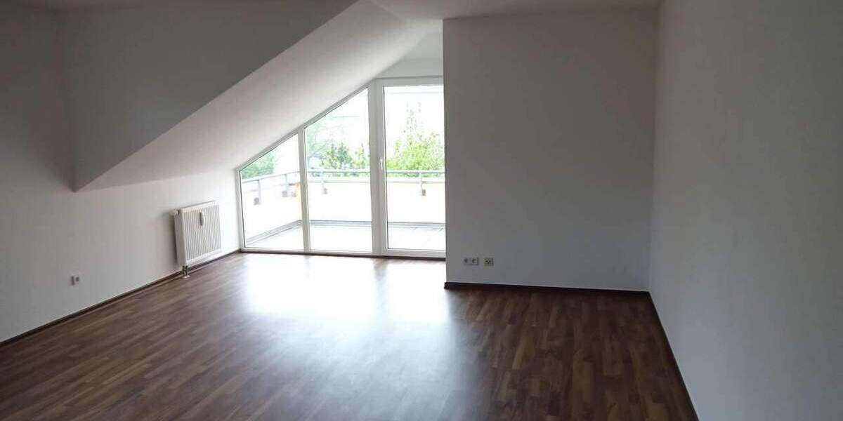 Etagenwohnung Zwickau Innenstadt - 3 Zimmer, 77 m&sup2;, 595&euro; | Angebot:25780742
