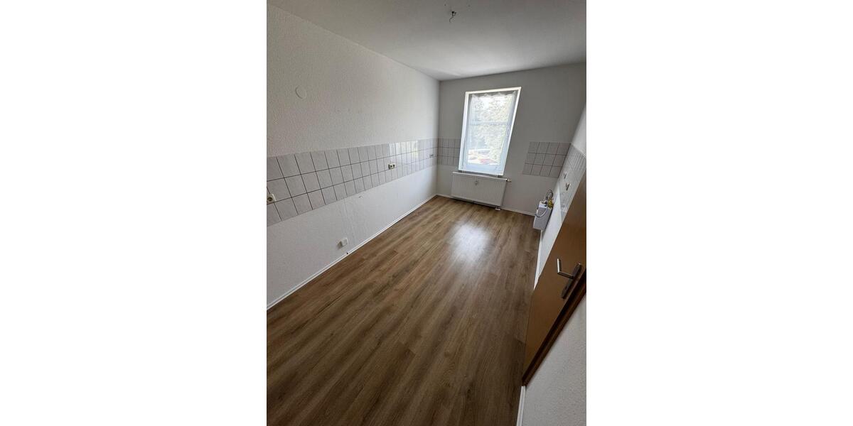 Etagenwohnung Crimmitschau - 4 Zimmer, 100 m&sup2;, 520&euro; | Angebot:25613113