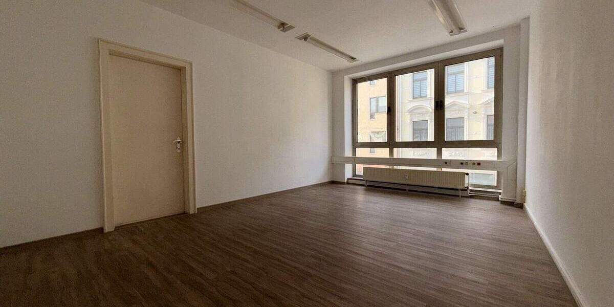 Etagenwohnung Zwickau Innenstadt - 5 Zimmer, 120 m&sup2;, 600&euro; | Angebot:25729285