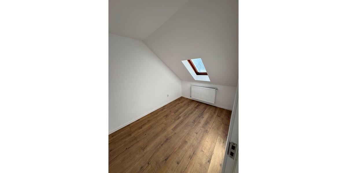 Dachgeschoßwohnung Crimmitschau - 1 Zimmer, 11 m&sup2;, 350&euro; | Angebot:25805277