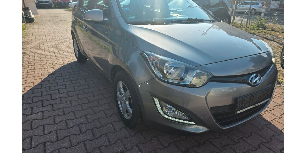 Hyundai i20 143.000 km 3.300 &euro; zwickau 08064