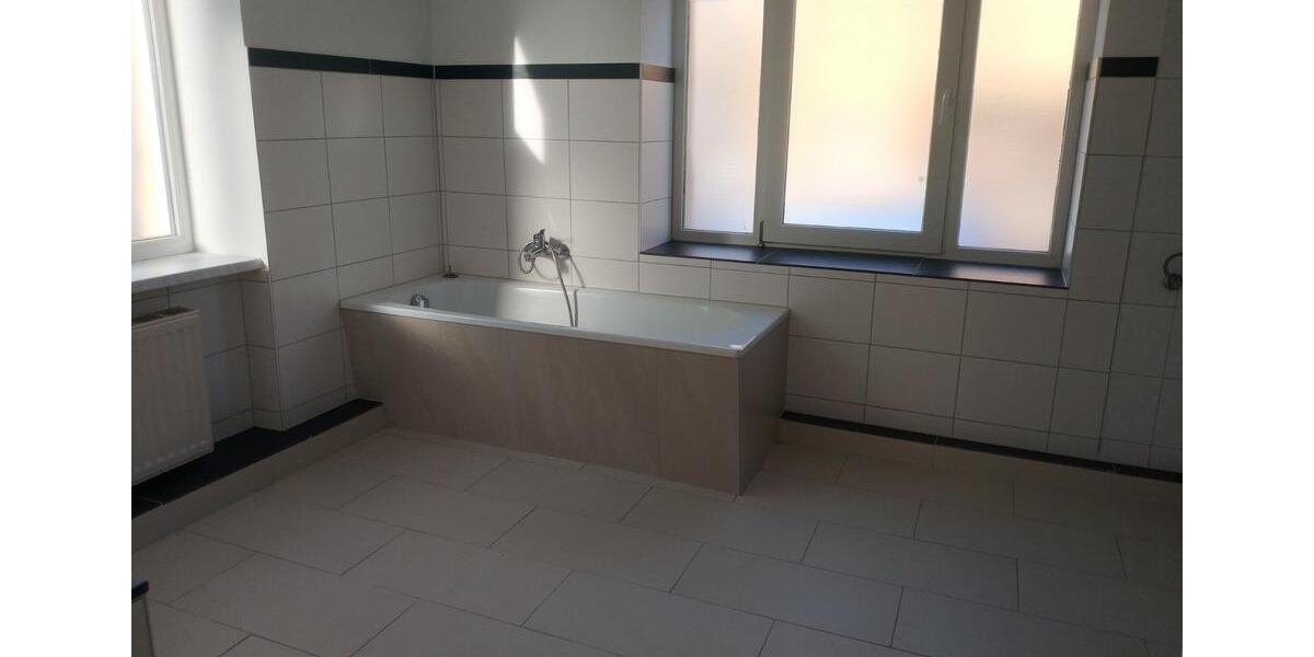 Hochparterre Hohenstein-Ernstthal Ernstthal - 6 Zimmer, 133 m&sup2;, 700&euro; | Angebot:24779923