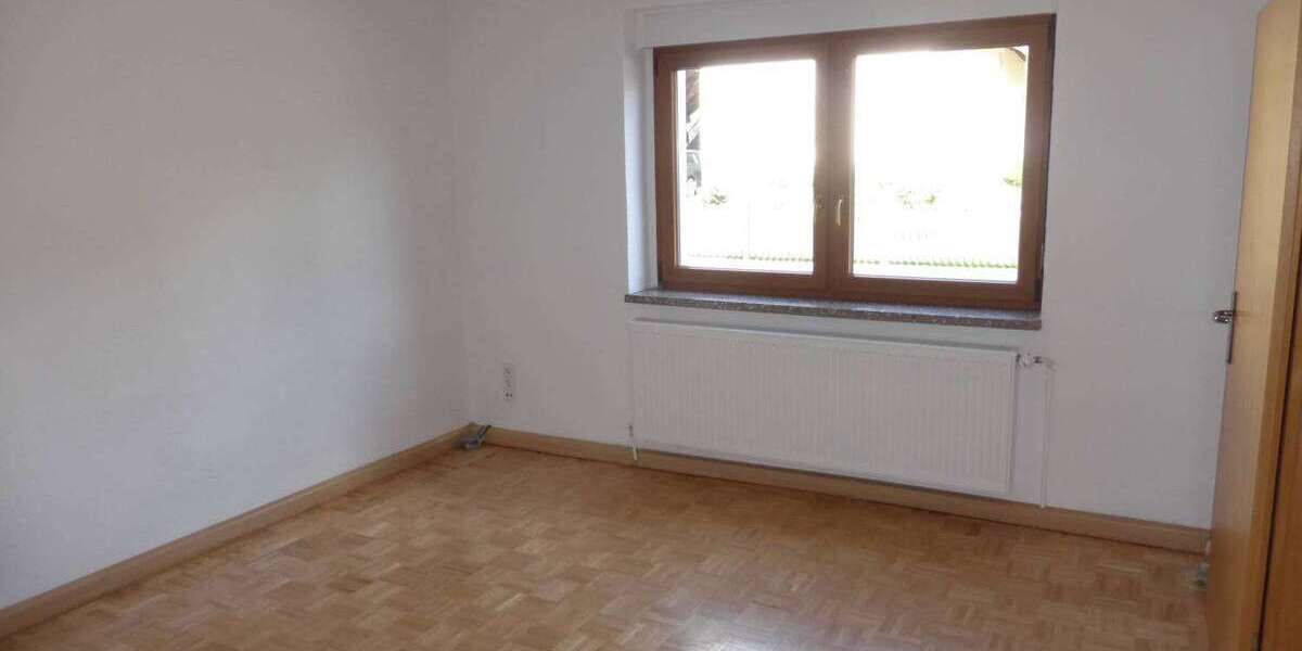 Etagenwohnung Hohndorf - 3 Zimmer, 63 m&sup2;, 300&euro; | Angebot:25520101
