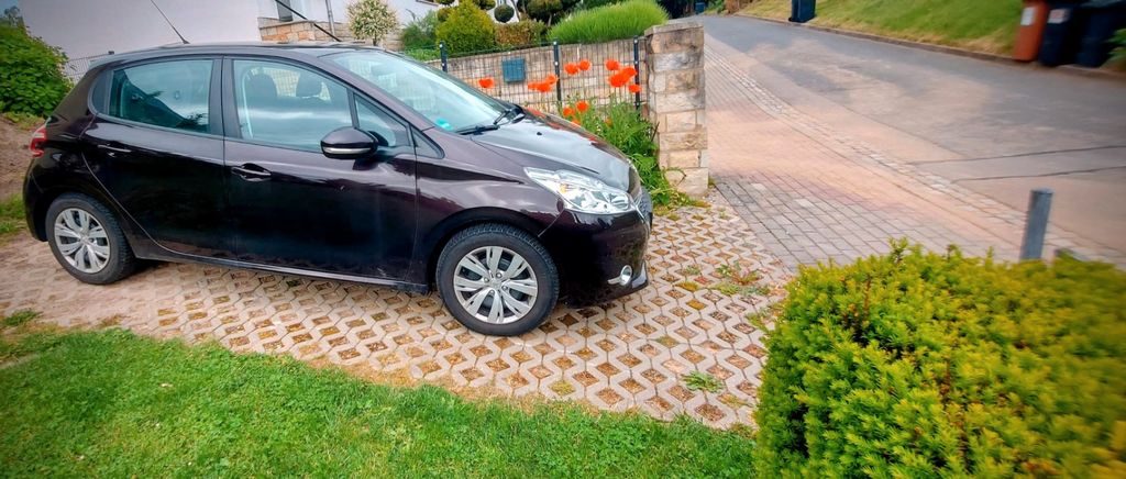 Peugeot 208 101.000 km 4.849 &euro; Penig 09322