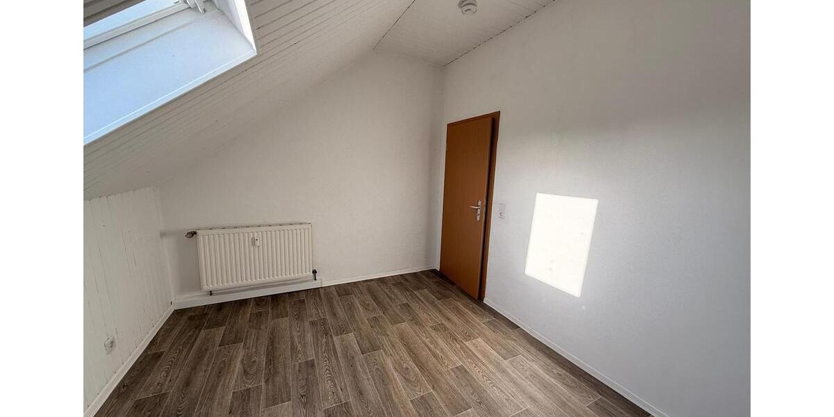 Dachgeschoßwohnung Oelsnitz (Erzgebirge) - 3 Zimmer, 88 m&sup2;, 484&euro; | Angebot:25881004