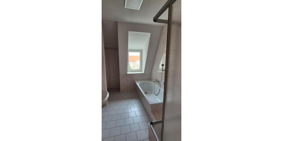 Dachgeschoßwohnung Glauchau - 3 Zimmer, 66 m&sup2;, 360&euro; | Angebot:25852912