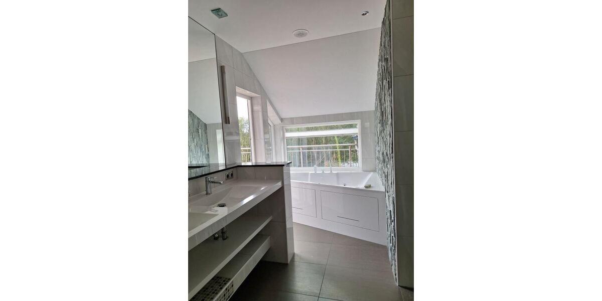 Dachgeschoßwohnung Zwickau - 2 Zimmer, 152 m&sup2;, 1.050&euro; | Angebot:26479906