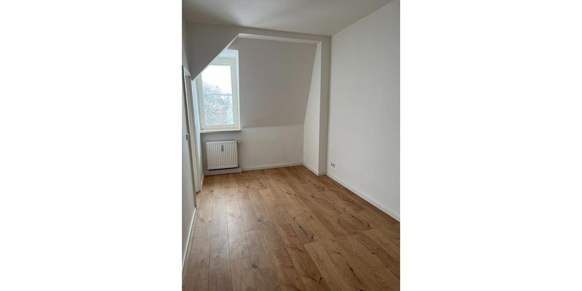 Dachgeschoßwohnung Crimmitschau - 2.5 Zimmer, 56 m&sup2;, 350&euro; | Angebot:24522437