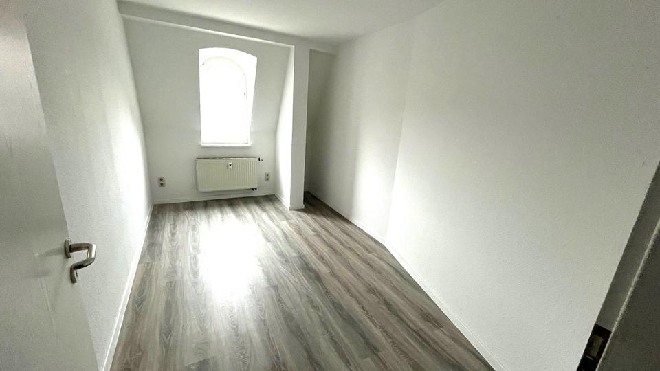 Dachgeschoßwohnung Werdau - 2 Zimmer, 35 m&sup2;, 200&euro; | Angebot:24817062