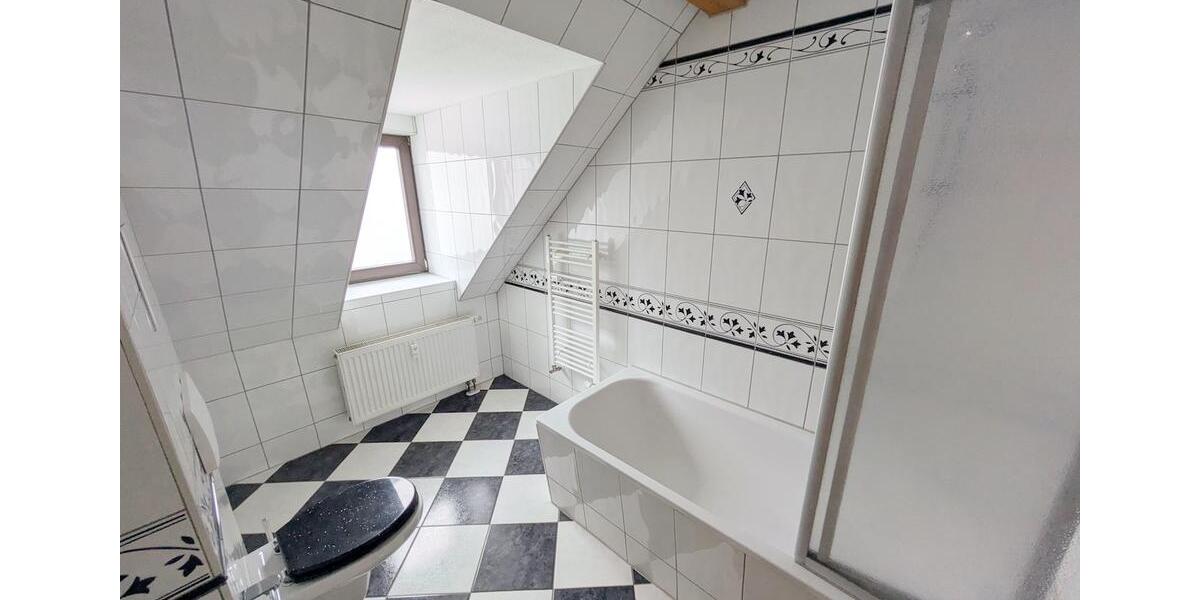 Dachgeschoßwohnung Zwickau - 4 Zimmer, 95 m&sup2;, 620&euro; | Angebot:25945678