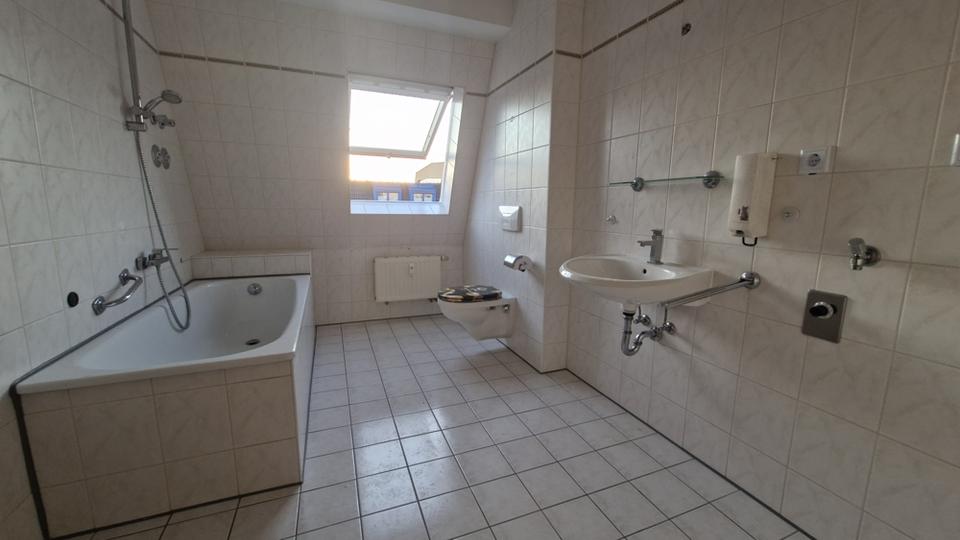 Dachgeschoßwohnung Zwickau - 2 Zimmer, 65 m&sup2;, 300&euro; | Angebot:25921314