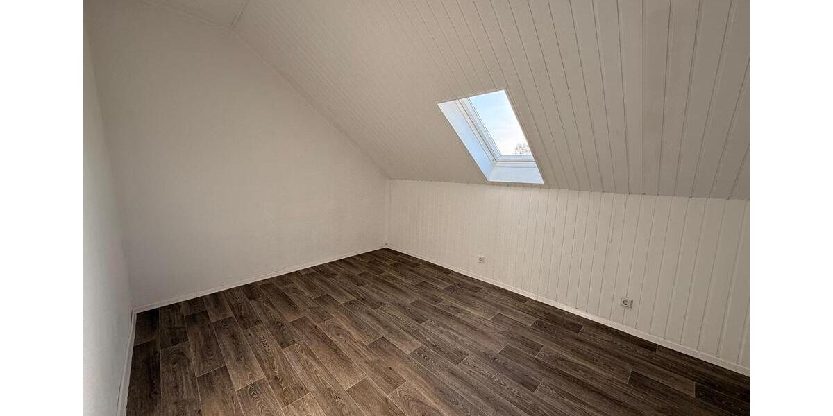 Dachgeschoßwohnung Oelsnitz (Erzgebirge) - 3 Zimmer, 88 m&sup2;, 484&euro; | Angebot:25881004