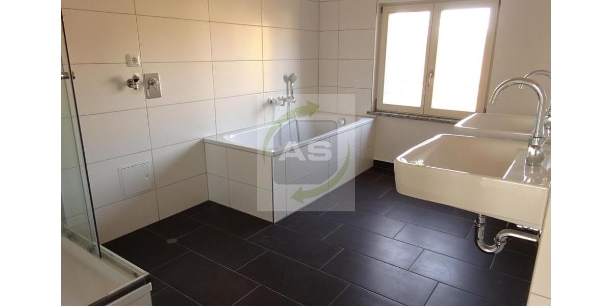 Dachgeschoßwohnung Zwickau - 5 Zimmer, 133 m&sup2;, 950&euro; | Angebot:23792815