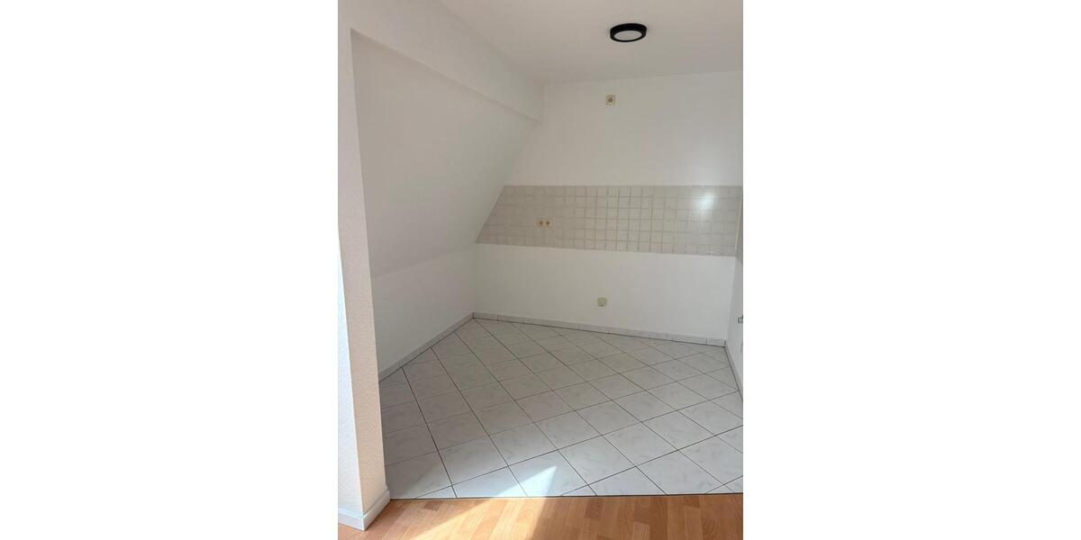 Dachgeschoßwohnung Zwickau Zwickau-West - 2 Zimmer, 35 m&sup2;, 230&euro; | Angebot:25219046