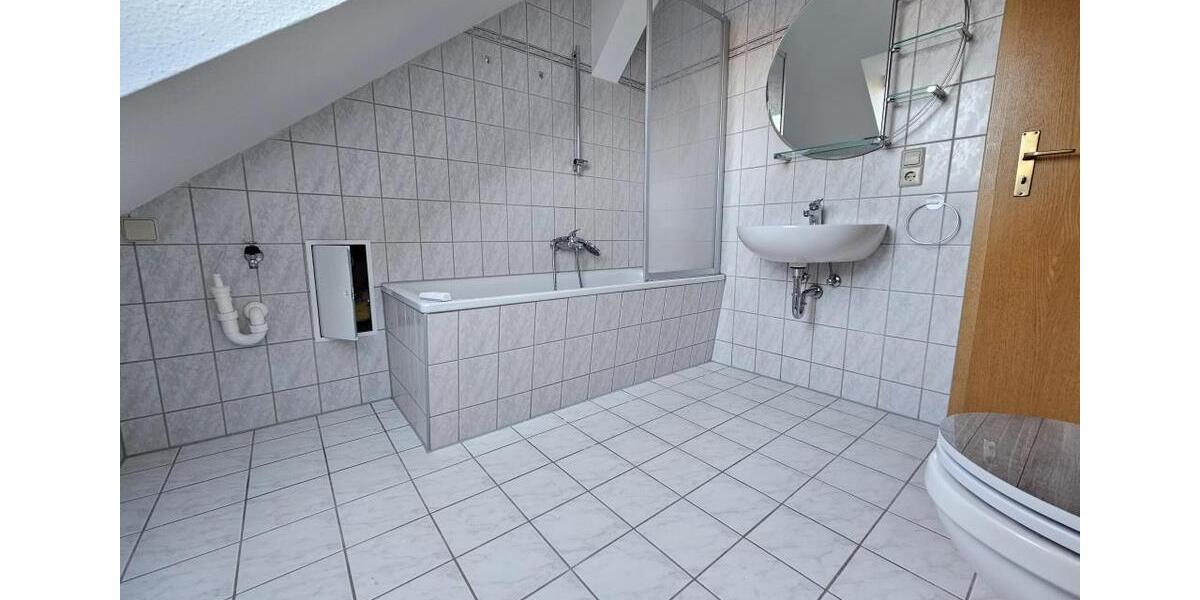 Dachgeschoßwohnung Zwickau - 3 Zimmer, 71 m&sup2;, 448&euro; | Angebot:25362054