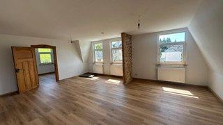 Dachgeschoßwohnung Ellefeld - 4 Zimmer, 95 m&sup2;, 665&euro; | Angebot:26682530