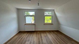 Dachgeschoßwohnung Ellefeld - 4 Zimmer, 95 m&sup2;, 665&euro; | Angebot:26682530
