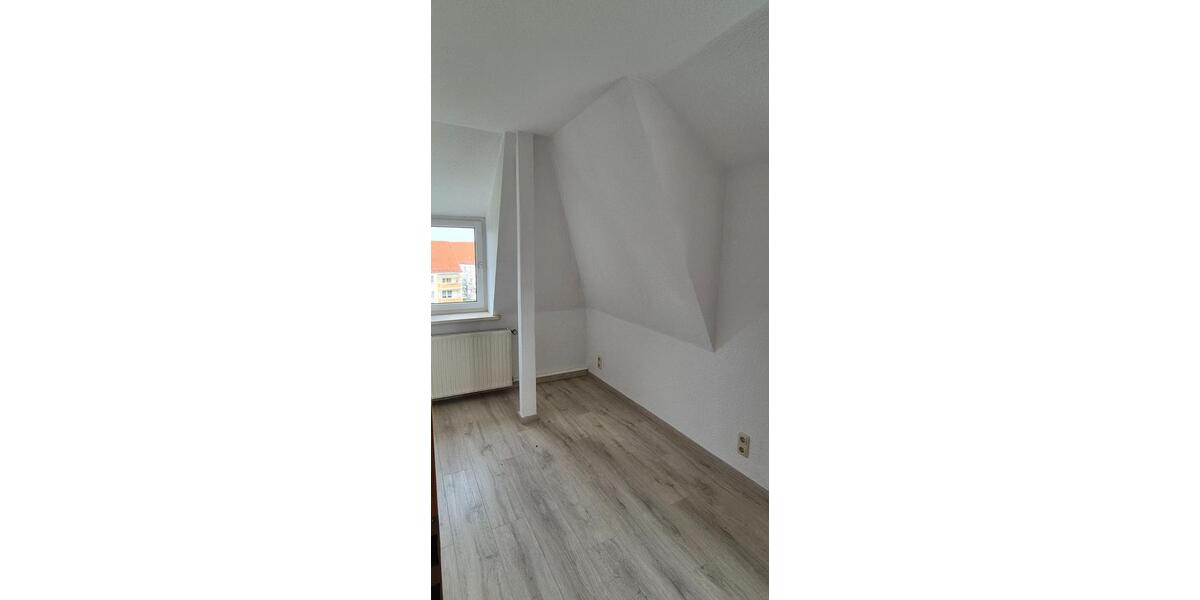 Dachgeschoßwohnung Glauchau - 3 Zimmer, 66 m&sup2;, 360&euro; | Angebot:25852912
