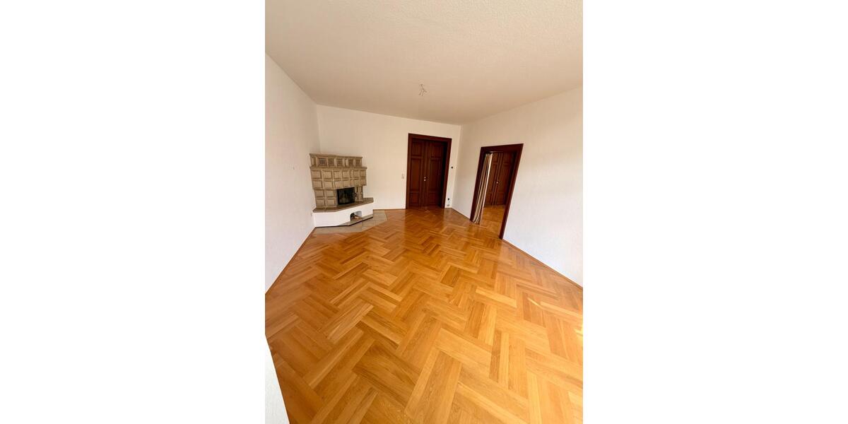 Etagenwohnung Zwickau - 4 Zimmer, 120 m&sup2;, 900&euro; | Angebot:26534400