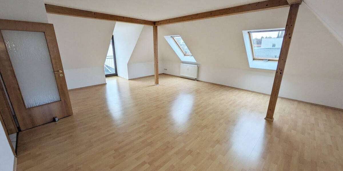 Etagenwohnung Zwickau Innenstadt - 3 Zimmer, 88 m&sup2;, 560&euro; | Angebot:26805946