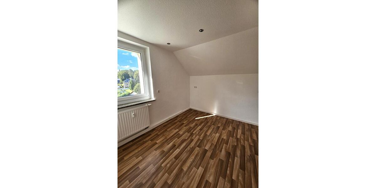 Dachgeschoßwohnung Gornsdorf - 4 Zimmer, 81 m&sup2;, 469&euro; | Angebot:23145726