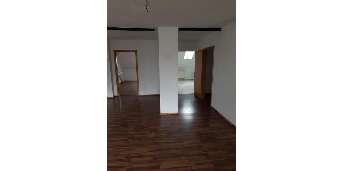 Dachgeschoßwohnung Glauchau - 4 Zimmer, 125 m&sup2;, 575&euro; | Angebot:25790173