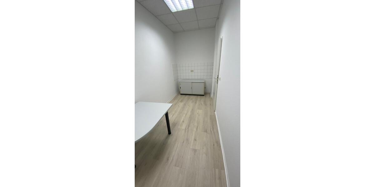 Etagenwohnung Zwickau - 2 Zimmer, 81 m&sup2;, 400&euro; | Angebot:23316528